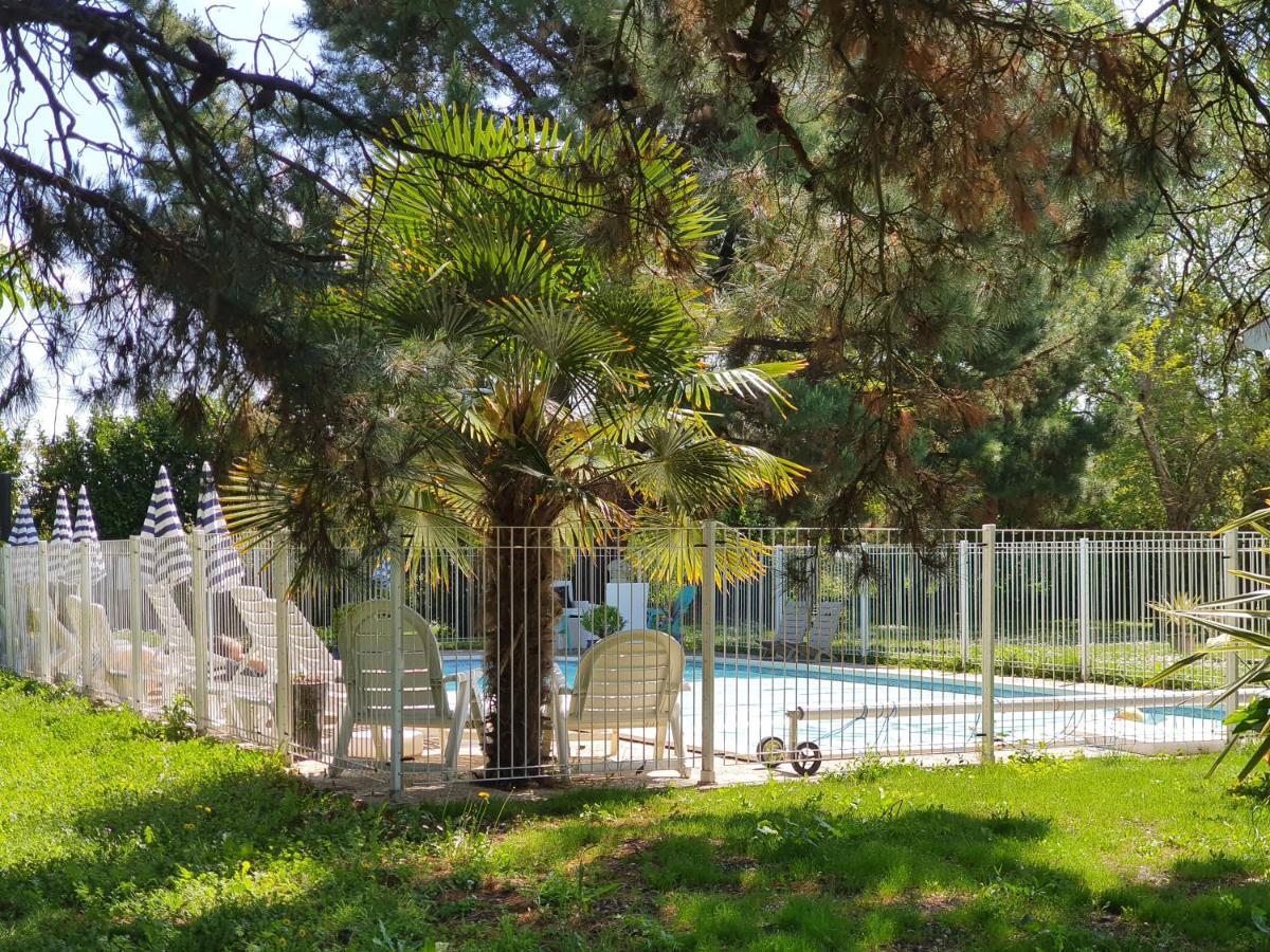 Le Manoir Lacustre Queyrac Bagian luar foto