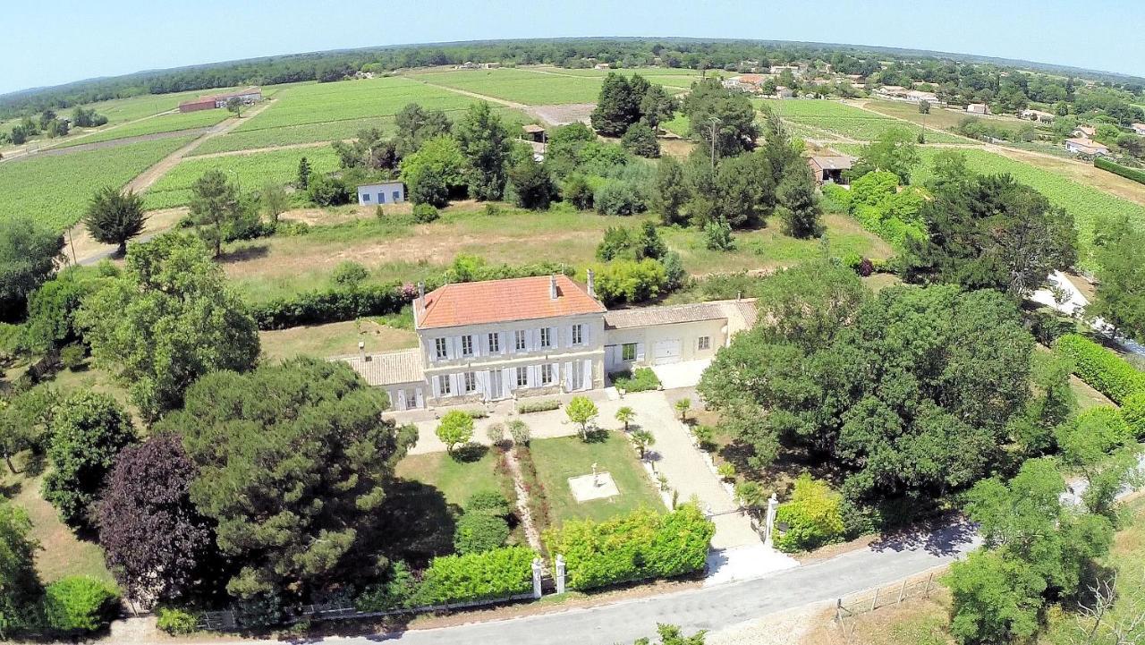 Le Manoir Lacustre Queyrac Bagian luar foto