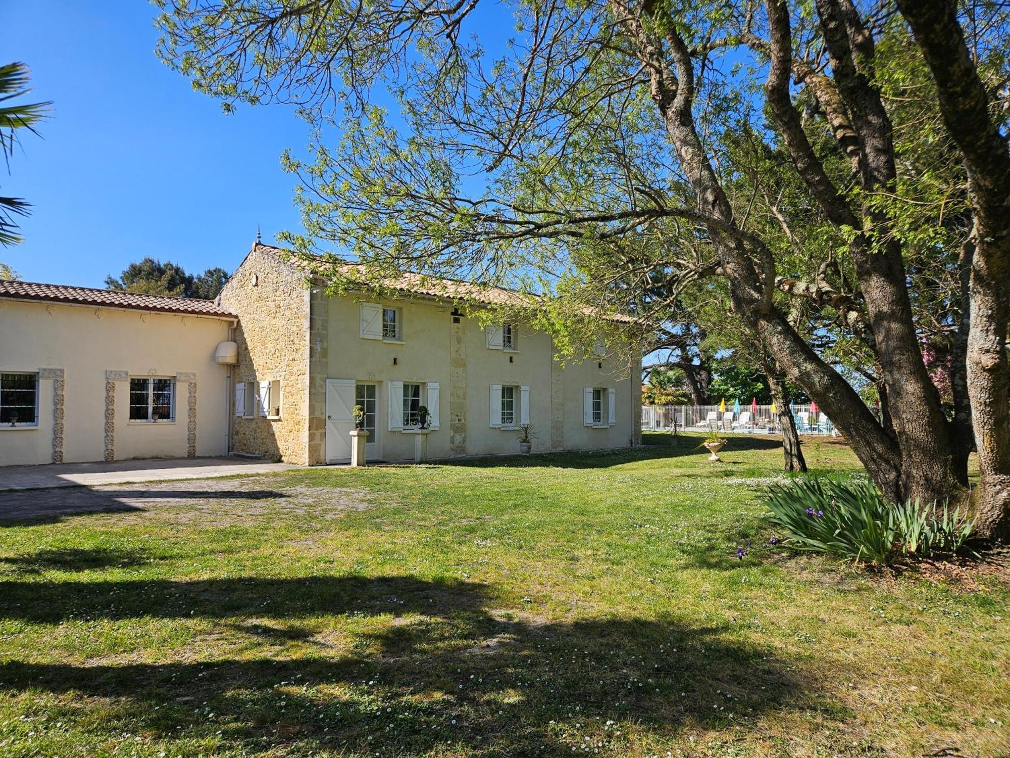 Le Manoir Lacustre Queyrac Bagian luar foto