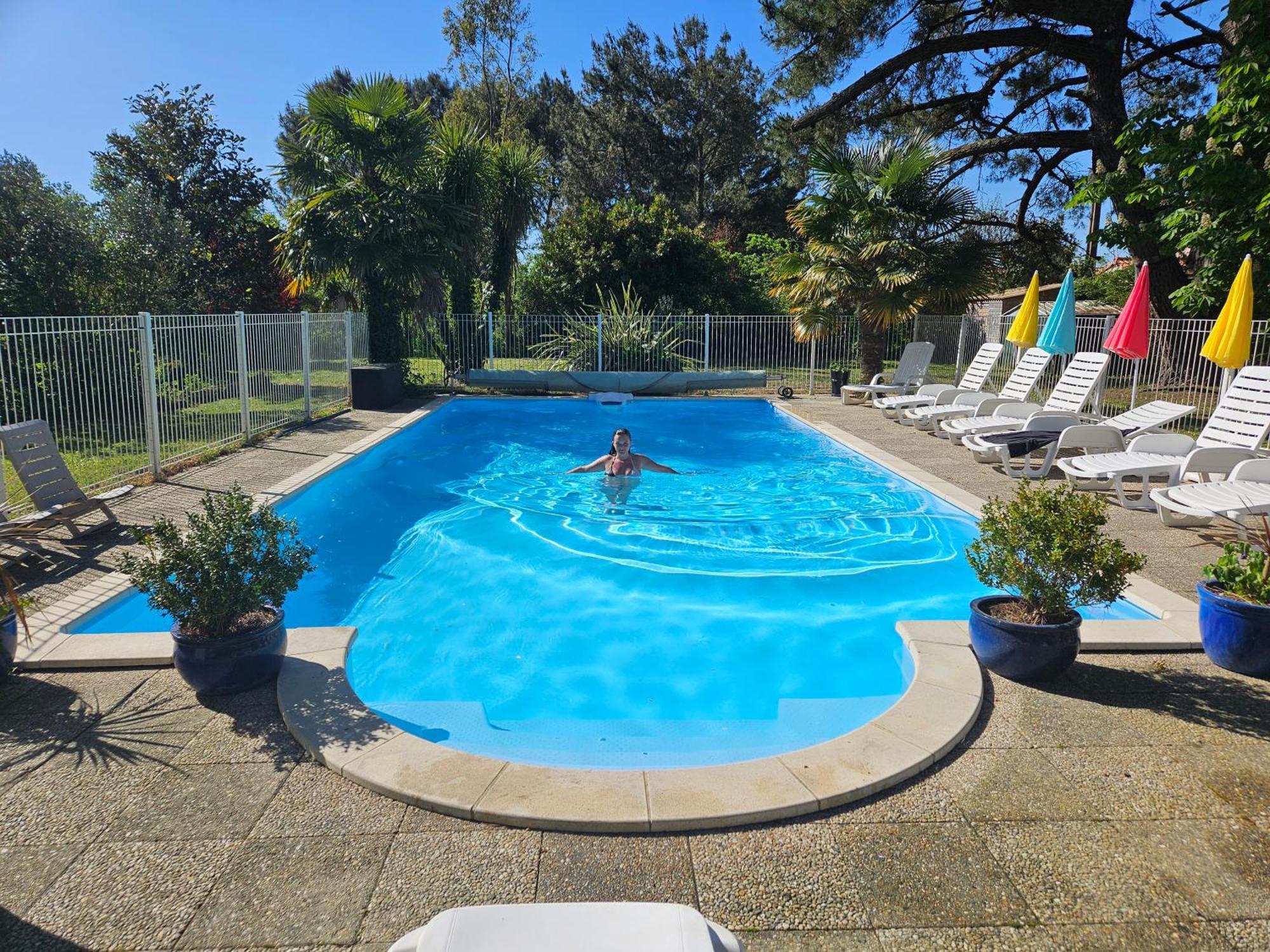 Le Manoir Lacustre Queyrac Bagian luar foto