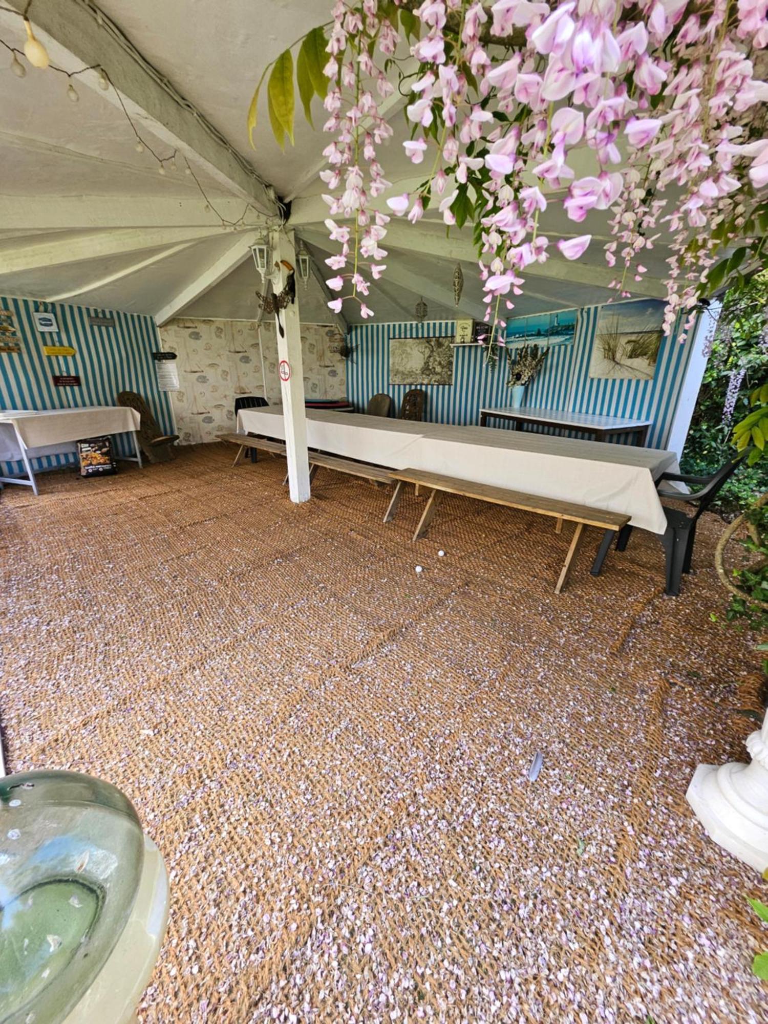 Le Manoir Lacustre Queyrac Bagian luar foto
