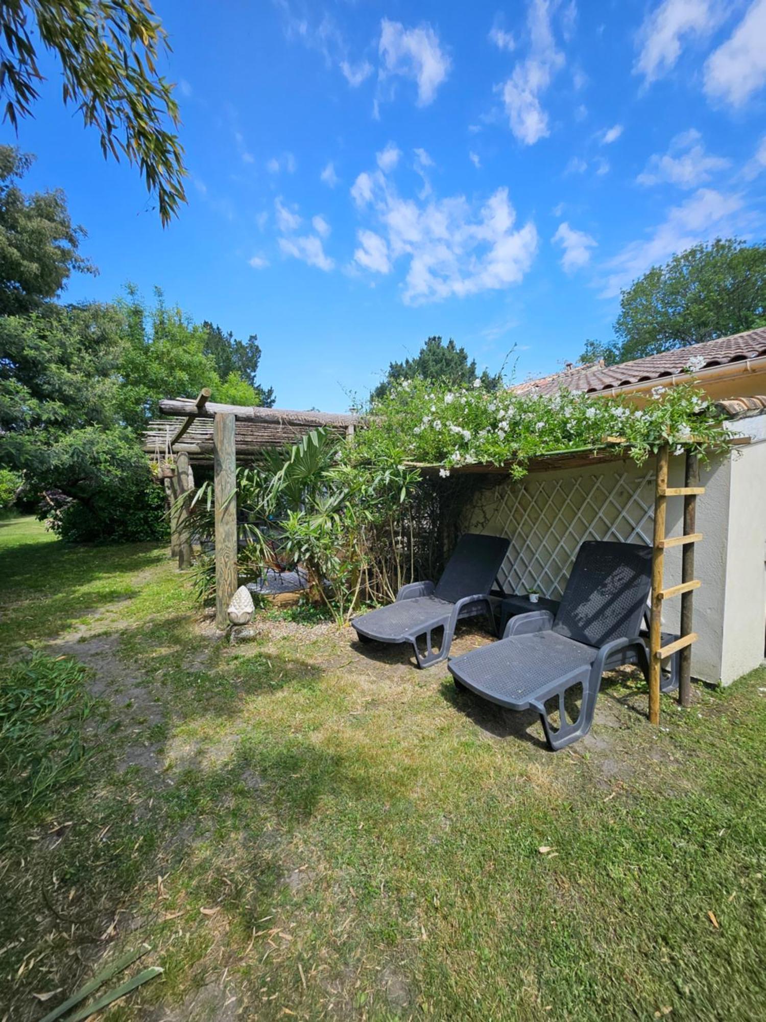 Le Manoir Lacustre Queyrac Bagian luar foto